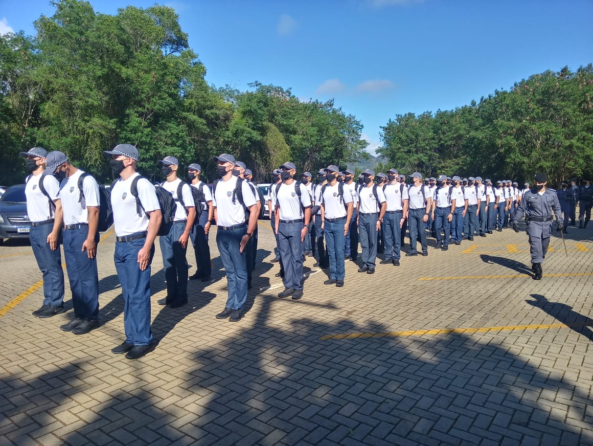 PMES Alunos do Curso de Formação de Oficiais se apresentaram na Academia de Polícia Militar